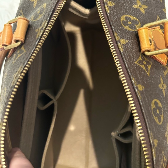 Louis Vuitton speedy 30 (fits a lot of stuff ) looks good casual or dress up - Picture 6 of 6